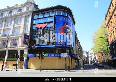 Die Kinos schlossen auf der verlassenen Shaftesbury Avenue im Londoner West End, unter der Sperrung der Coronavirus-Pandemie, Großbritannien Stockfoto