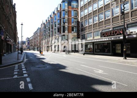 Verlassene Shaftesbury Avenue, im Londoner West End, unter der Sperrung der Coronavirus-Pandemie, Großbritannien Stockfoto