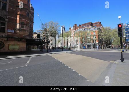 Die verlassene Shaftesbury Avenue und der Cambridge Circus im Londoner West End, unter der Sperrung der Kronenvirus-Pandemie, Großbritannien Stockfoto