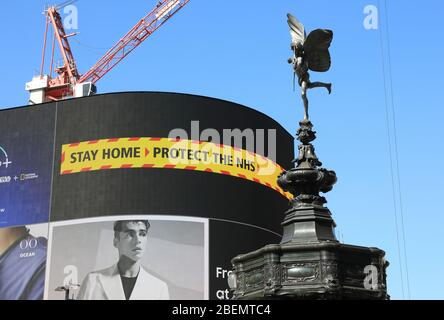 Coronavirus Regierung und kommerzielle Nachrichten auf den Werbehoardings im Piccadilly Circus, in London Großbritannien angezeigt Stockfoto