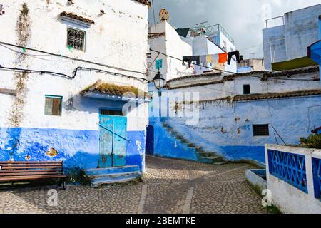 Blau und Weiß farbige Häuser und Gebäude in Chefchaouen Marokko mit einem dunklen Himmel vor dem Regen Stockfoto