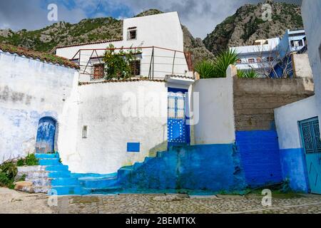Blau und Weiß farbige Häuser und Gebäude in Chefchaouen Marokko Stockfoto