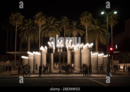 LOS ANGELES, CA/USA - 1. SEPTEMBER 2019: Touristenmassen fotografieren die berühmte Urban Light Sculpture in LA Stockfoto