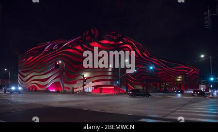 LOS ANGELES, CA/USA - 1. SEPTEMBER 2019: Das elegante, moderne Gebäude des Petersen Automotive Museums bei Nacht Stockfoto