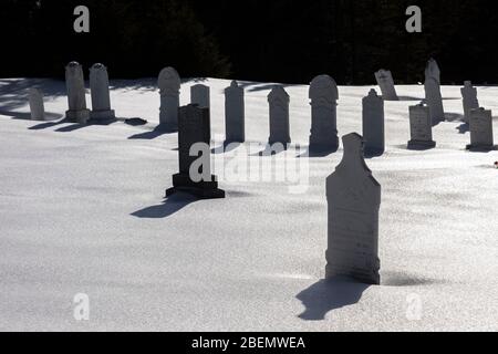 North Side United Church Cemetery an verschneiten Tagen in Twillingate, Neufundland, Kanada Stockfoto