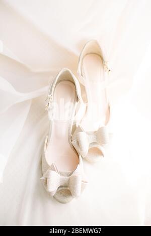 Brautschuhe. Vorbereitungen für den Hochzeitstag. Stockfoto