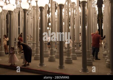 LOS ANGELES, CA/USA - 1. SEPTEMBER 2019: Touristen interagieren mit der Urban Light Skulptur in LA Stockfoto