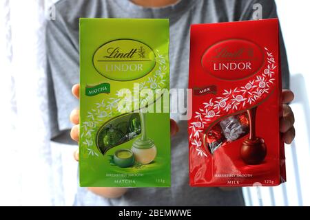 Nahaufnahme von Lindt Lindor Milchmilch und Matcha Flavour Schokolade Stockfoto