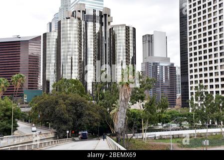 LOS ANGELES, CA/USA - 11. NOVEMBER 2018: Das ikonische Westin Bonaventure Hotel von der 4th Street Bridge aus gesehen ist ein Wahrzeichen von Los Angeles Stockfoto