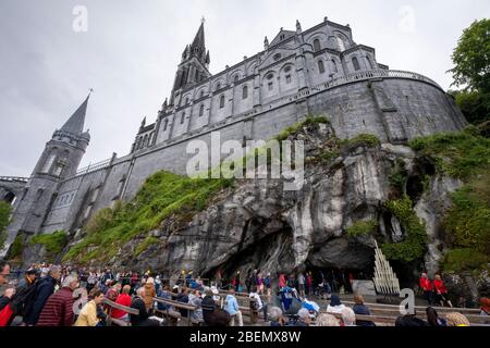 Blick auf die Basilika unserer Lieben Frau vom Rosenkranz auf dem Felsen über der Grotte von Lourdes, Frankreich, Europa gebaut Stockfoto