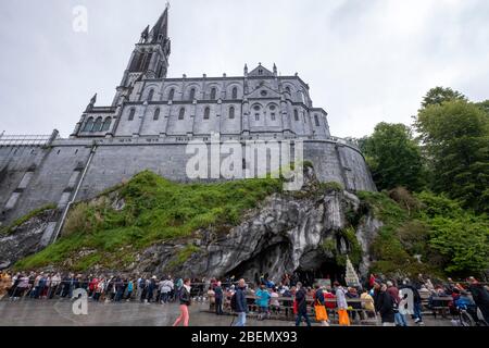Blick auf die Basilika unserer Lieben Frau vom Rosenkranz auf dem Felsen über der Grotte von Lourdes, Frankreich, Europa gebaut Stockfoto