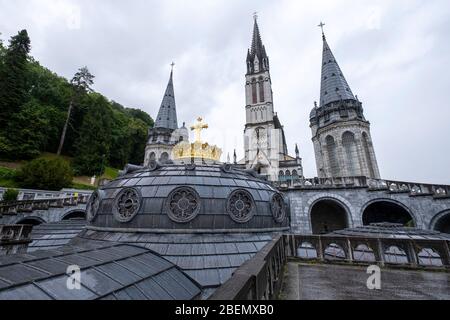 Basilika unserer Lieben Frau vom Rosenkranz in Lourdes, Frankreich, Europa Stockfoto