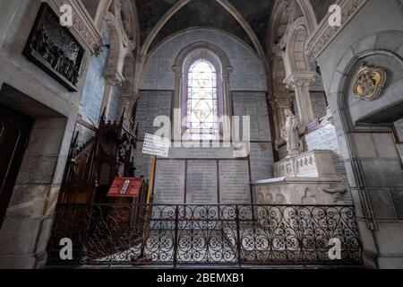 Innenraum der Basilika unserer Lieben Frau vom Rosenkranz aka Oberkirche in Lourdes, Frankreich, Europa Stockfoto