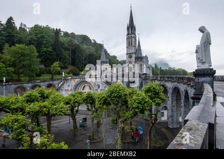 Basilika unserer Lieben Frau vom Rosenkranz in Lourdes, Frankreich, Europa Stockfoto