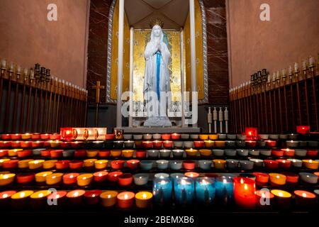 Statue der Jungfrau Maria in der Basilika unserer Lieben Frau vom Rosenkranz im Heiligtum unserer Lieben Frau von Lourdes, Frankreich Stockfoto