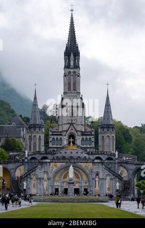 Basilika unserer Lieben Frau vom Rosenkranz in Lourdes, Frankreich, Europa Stockfoto