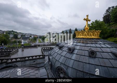 Vergoldete Kreuz auf der Kuppel der Basilika unserer Lieben Frau vom Rosenkranz in Lourdes, Frankreich, Europa Stockfoto