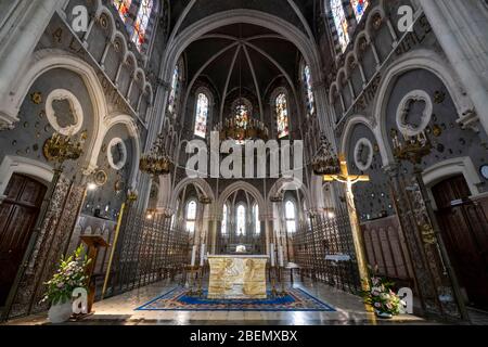 Innenraum der Basilika unserer Lieben Frau vom Rosenkranz aka Oberkirche in Lourdes, Frankreich, Europa Stockfoto