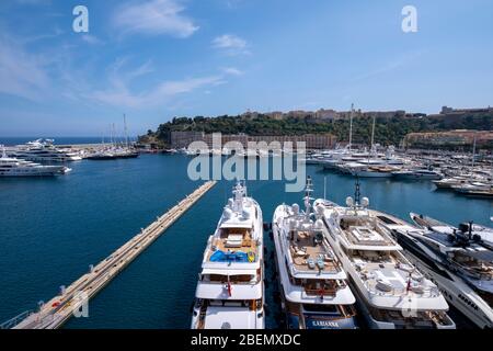 Luxusyachten, die im Port Hercule in Monte Carlo, Monaco, Europa, festgemacht sind Stockfoto