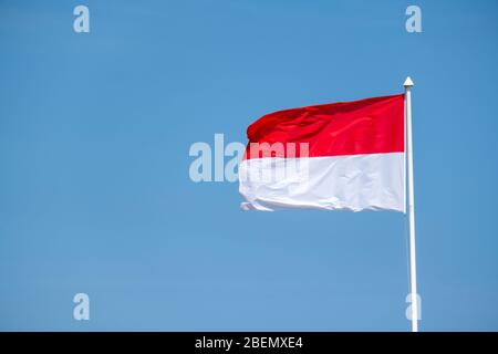 Monaco Nationalflagge winkt im Wind Stockfoto