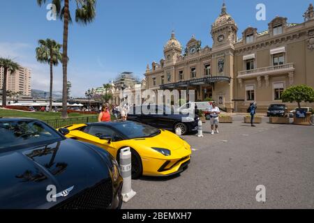 Luxuswagen stehen vor dem Casino von Monte Carlo in Monaco Stockfoto