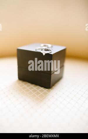 Diamantringe und Eheringe. Hochzeitszubehör und Vorbereitungen für den Hochzeitstag. Stockfoto