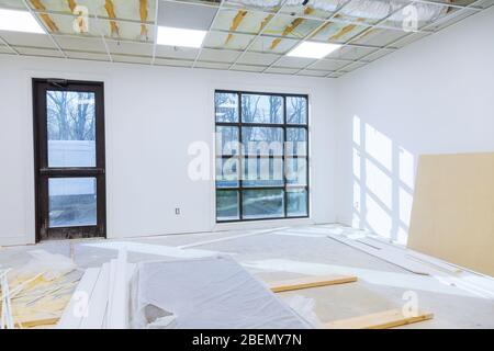 Machen Renovierung der hängenden Decken Lichter hoch in einem hellen modernen Büro Stockfoto