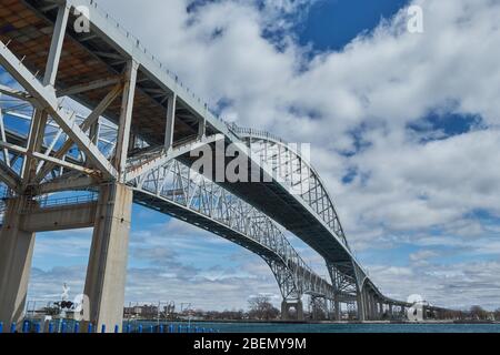 Blue Water Bridge verbindet Port Huron, Michigan USA mit Sarnia / Point Edward Ontario Kanada Stockfoto