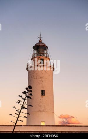 Leuchtturm La Mola, Formentera, Balearen, Spanien. Wenn es 200 Meter über dem Meeresspiegel, in der höchsten Stelle auf der Insel befindet. Stockfoto