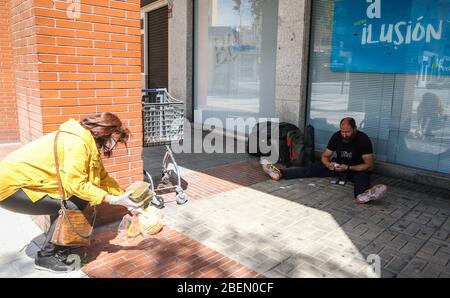 14. April 2020: 14. April 2020 (Malaga) Obdachlose Indingentes aufgrund der Coronavirus-Krise sind in den Straßen der Stadt obdachlos und ohne Nahrung. Kredit: Lorenzo Carnero/ZUMA Wire/Alamy Live News Stockfoto