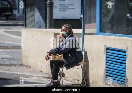 14. April 2020: 14. April 2020 (Malaga) Obdachlose Indingentes aufgrund der Coronavirus-Krise sind in den Straßen der Stadt obdachlos und ohne Nahrung. Kredit: Lorenzo Carnero/ZUMA Wire/Alamy Live News Stockfoto