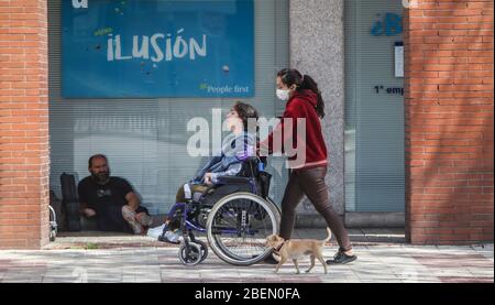 14. April 2020: 14. April 2020 (Malaga) Obdachlose Indingentes aufgrund der Coronavirus-Krise sind in den Straßen der Stadt obdachlos und ohne Nahrung. Kredit: Lorenzo Carnero/ZUMA Wire/Alamy Live News Stockfoto