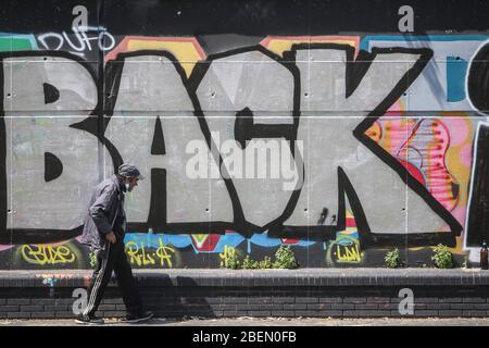 14. April 2020: 14. April 2020 (Malaga) Obdachlose Indingentes aufgrund der Coronavirus-Krise sind in den Straßen der Stadt obdachlos und ohne Nahrung. Kredit: Lorenzo Carnero/ZUMA Wire/Alamy Live News Stockfoto