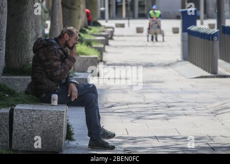 14. April 2020: 14. April 2020 (Malaga) Obdachlose Indingentes aufgrund der Coronavirus-Krise sind in den Straßen der Stadt obdachlos und ohne Nahrung. Kredit: Lorenzo Carnero/ZUMA Wire/Alamy Live News Stockfoto