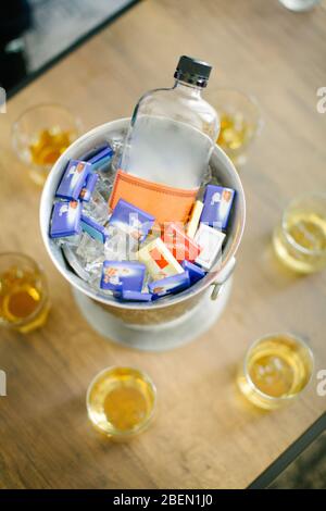 Whiskey-Flasche Schokolade und Whiskey-Gläser in Eis. Stockfoto