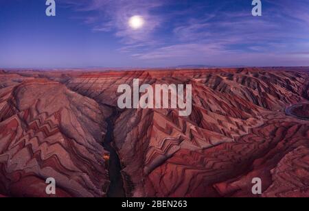 Die Raplee Anticline, einzigartige Geologie-Antenne im Süden Utahs bei Dämmerung Stockfoto