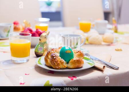 Ostern moderne Eier, osterkuchen, Weihnachtsvorbereitung. Traditionelle Osterkost zum Frühstück Stockfoto