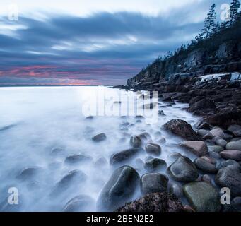 Boulder Beach Sonnenaufgang im Rugged Maine Acadia National Park Stockfoto