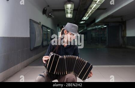 Tango-Performer mit Hut in der U-Bahn von Buenos Aires Stockfoto