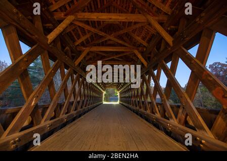 Alte überdachte Brücke in neuengland fallen Stockfoto