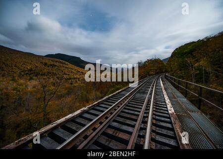 Verlassene Eisenbahn Trestle hoch über New england Herbstwald Stockfoto