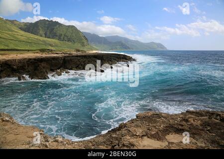 Türkis Wellen - Kaena Point SP, Oahu, Hawaii Stockfoto