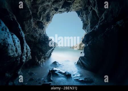 Pacific Waves Crash durch eine Meereshöhle im Leo Carillo State Park Stockfoto