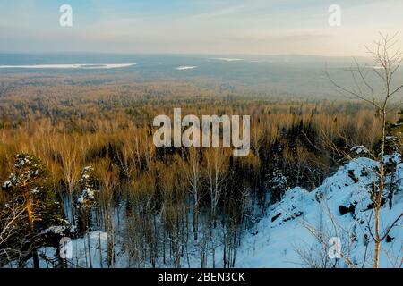 Winter Ural Landschaft. Waldhorizonte Stockfoto