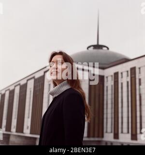 Eine Frau steht in der Nähe eines schönen Gebäudes Stockfoto