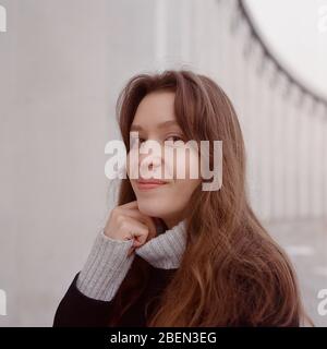 Eine Frau steht in der Nähe eines schönen Gebäudes Stockfoto