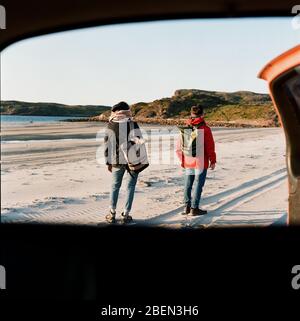 Mann und Frau stehen am Meer Stockfoto