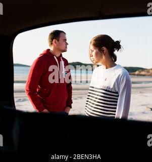 Mann und Frau stehen am Meer Stockfoto