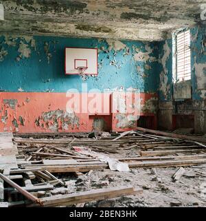 Altes Zimmer in einem alten Gebäude Stockfoto