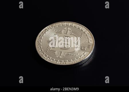 Bitcoin auf schwarzem Hintergrund. Handel mit Kryptowährungen. Makrofoto Stockfoto